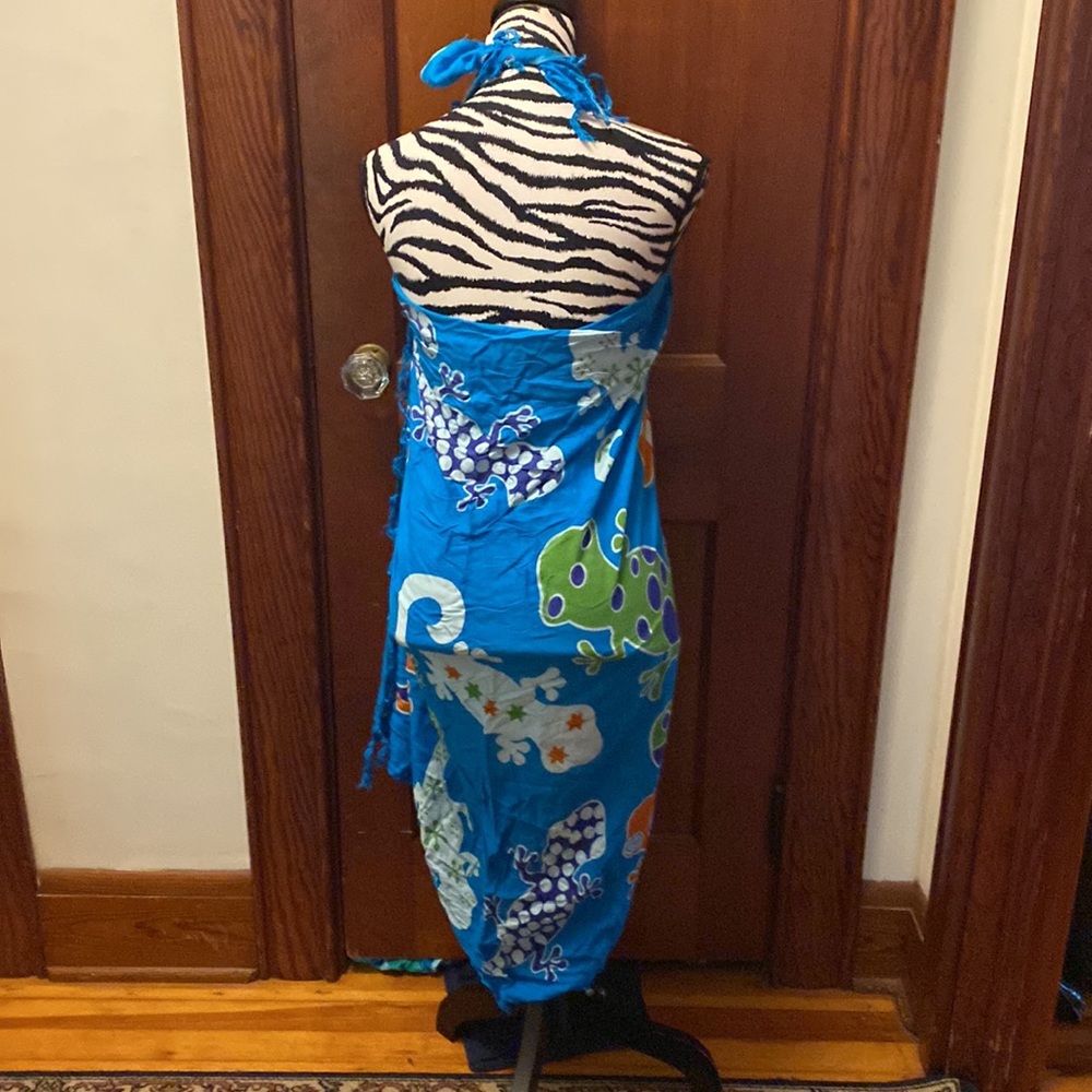 Blue with geckos swim sarong, one size made in Indonesia - Picture 2 of 6